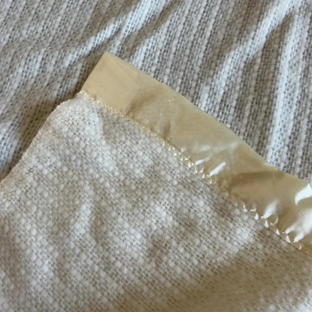 Vintage Cream Yellow Thermal Waffle Weave Blanket Satin Trim Edge 64x83‎